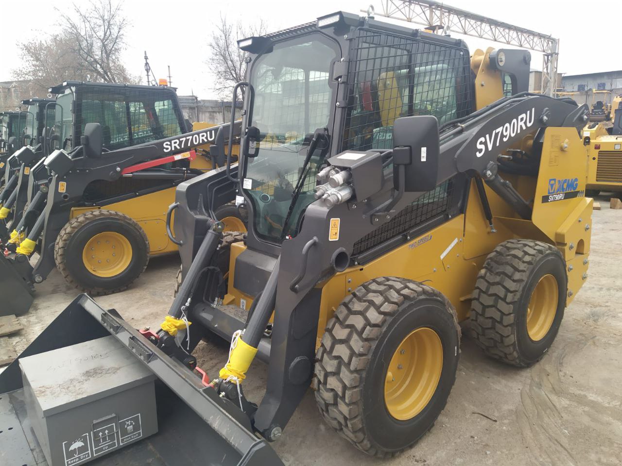 Мини-погрузчик XCMG SV790RU