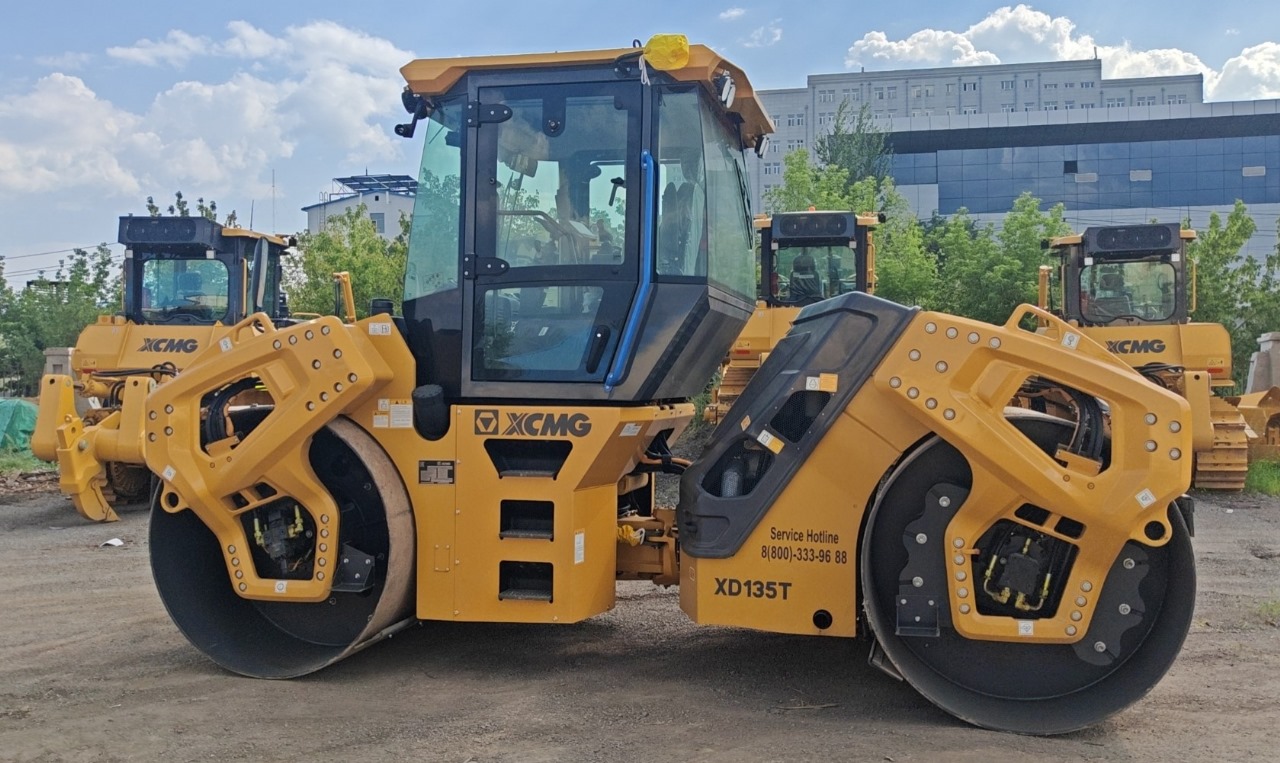 Каток асфальтовый XCMG XD135Т