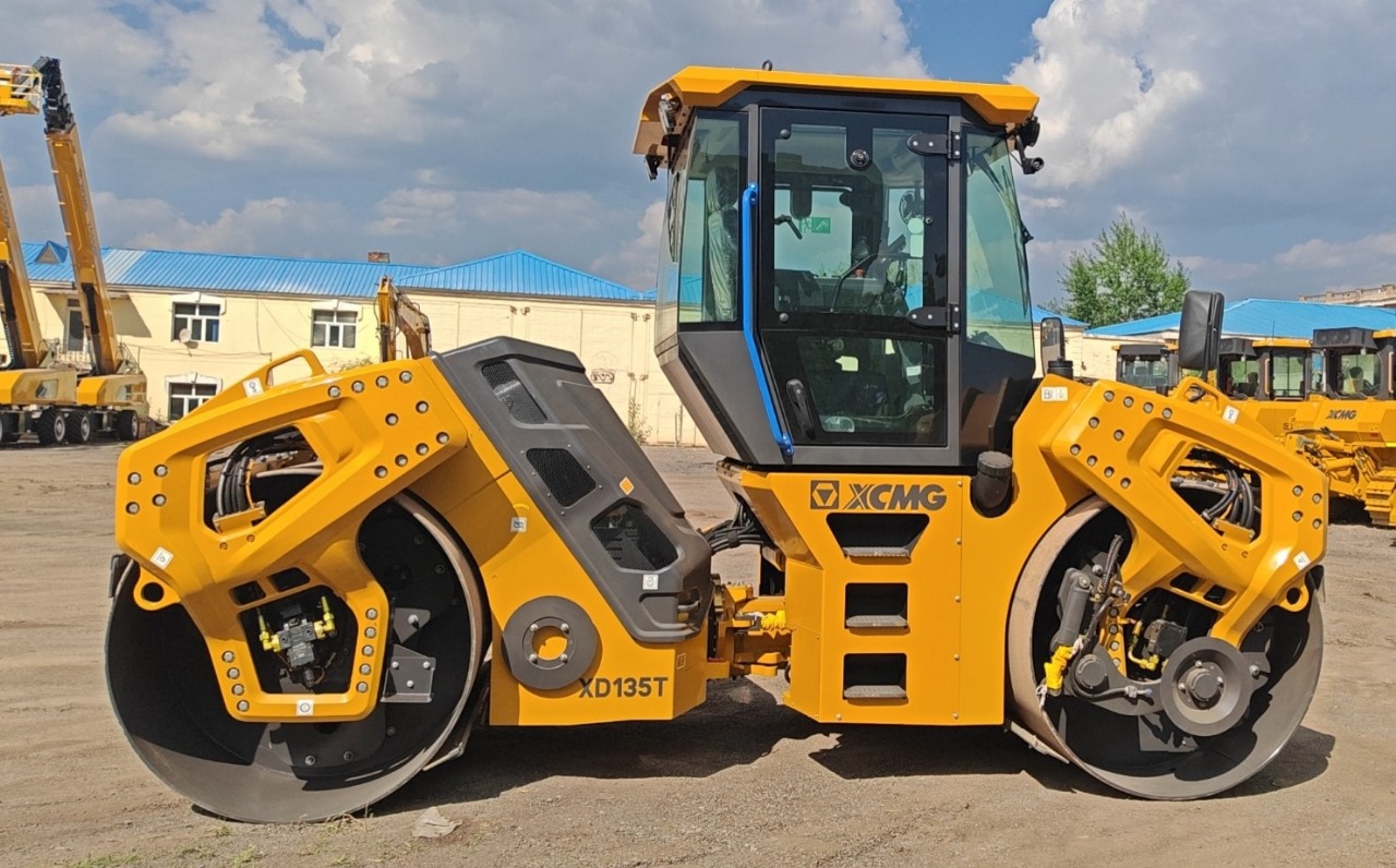 Каток асфальтовый XCMG XD135Т