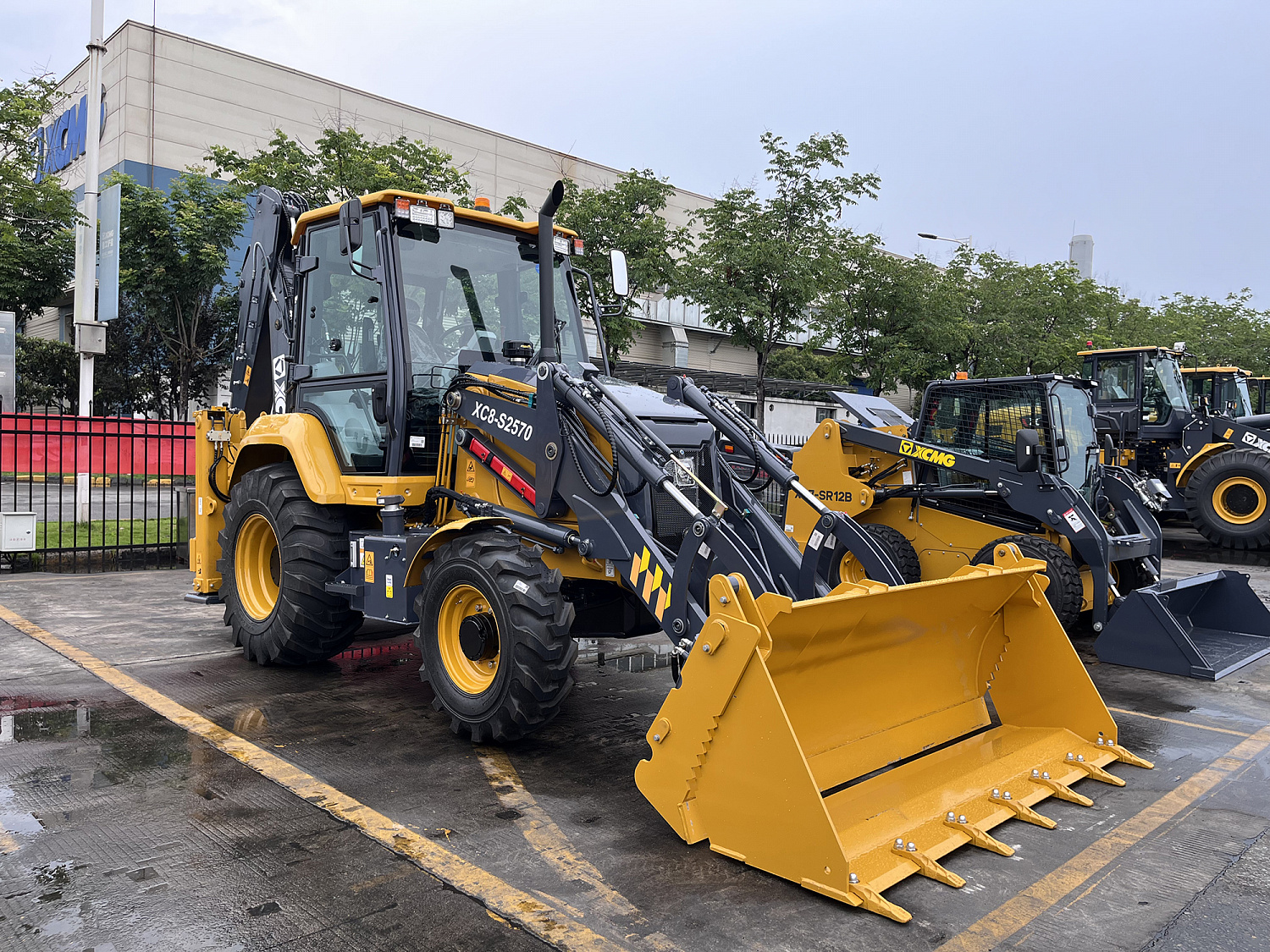 Экскаватор-погрузчик XCMG XC8-S2570