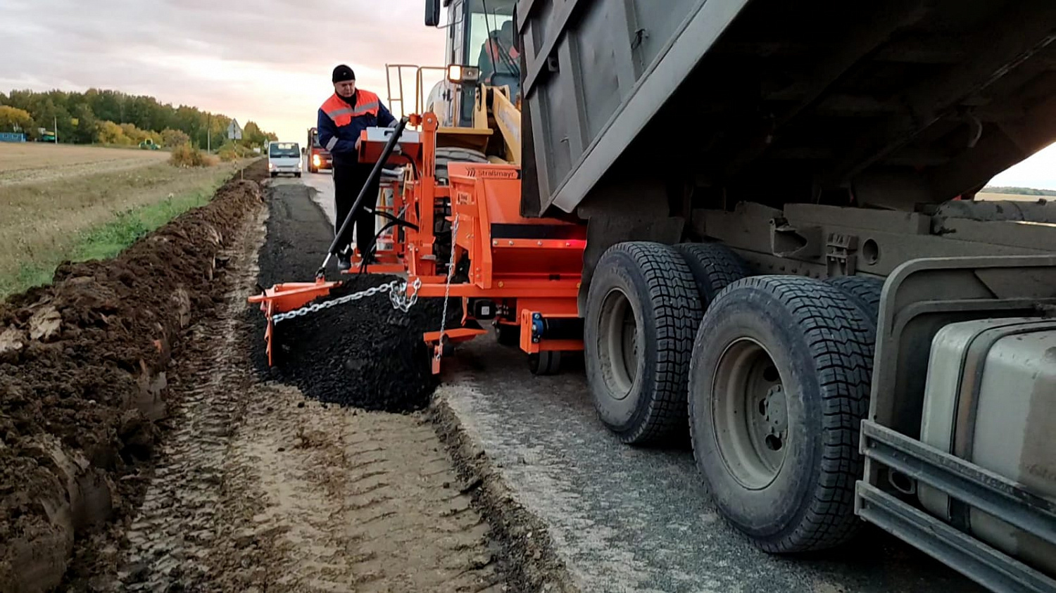 Запуск укладчика (отсыпщика) обочин Strassmayr BF 290 в Омске