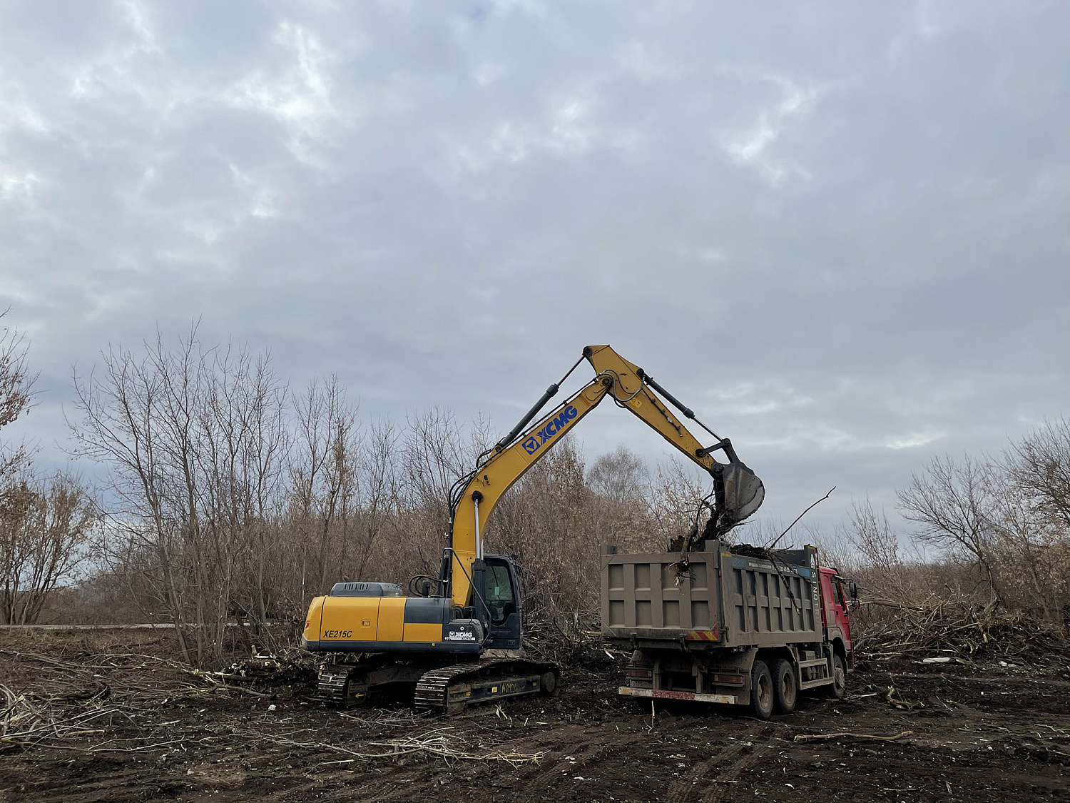 Гусеничный экскаватор XCMG XE215C